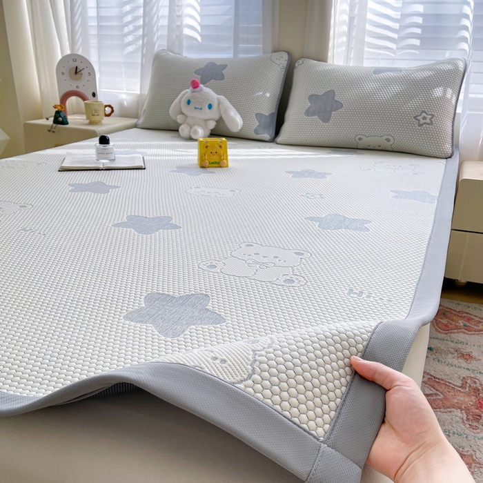 91家纺网 家纺一手货源 找家纺 小叮当家纺仓储工厂店 2025新款冰豆豆凉席冰丝席凉豆豆凉席-灵萌系列-床席款 灵萌条席-星嗨熊-灰