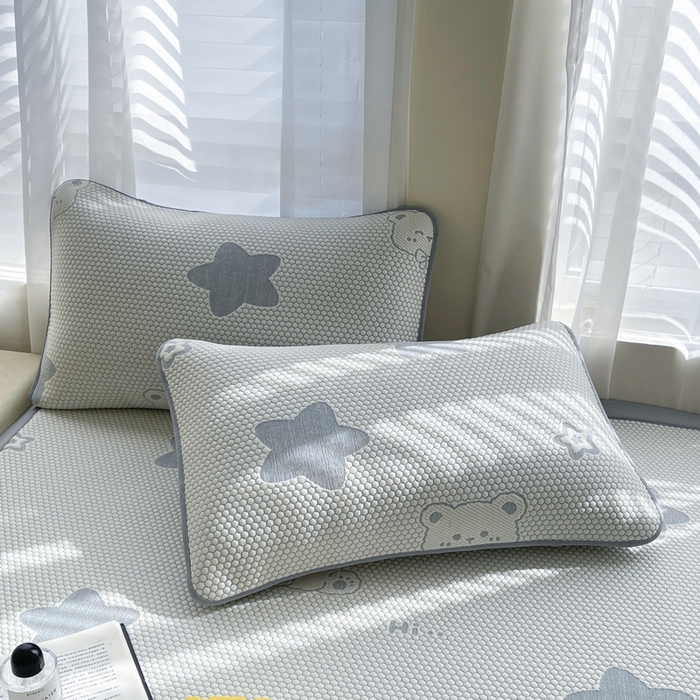 91家纺网 家纺一手货源 找家纺 小叮当家纺仓储工厂店 2025新款冰豆豆凉席冰丝席凉豆豆凉席-灵萌系列-床席款 灵萌条席-星嗨熊-灰