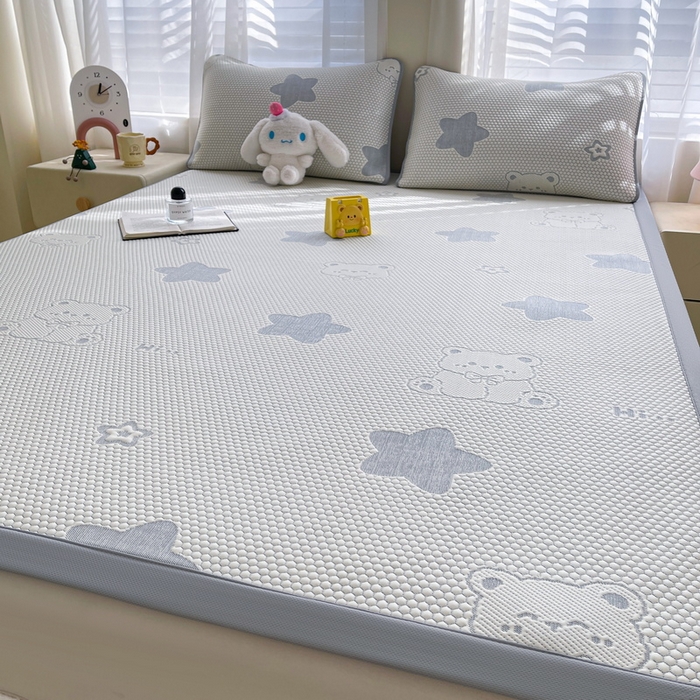 91家纺网 家纺一手货源 找家纺 小叮当家纺仓储工厂店 2025新款冰豆豆凉席冰丝席凉豆豆凉席-灵萌系列-床席款 灵萌条席-星嗨熊-灰