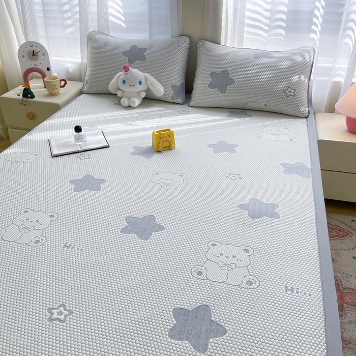 91家纺网 家纺一手货源 找家纺 小叮当家纺仓储工厂店 2025新款冰豆豆凉席冰丝席凉豆豆凉席-灵萌系列-床席款 灵萌条席-星嗨熊-灰