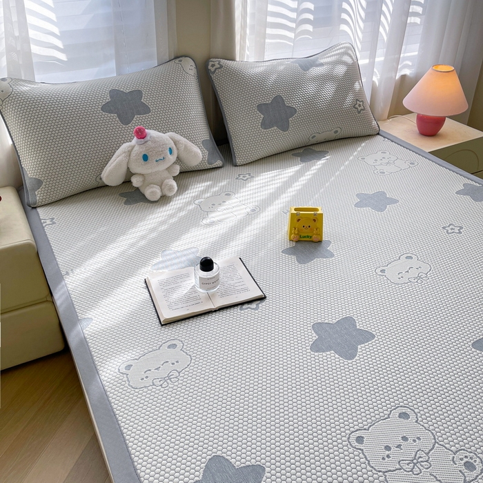 91家纺网 家纺一手货源 找家纺 小叮当家纺仓储工厂店 2025新款冰豆豆凉席冰丝席凉豆豆凉席-灵萌系列-床席款 灵萌条席-星嗨熊-灰