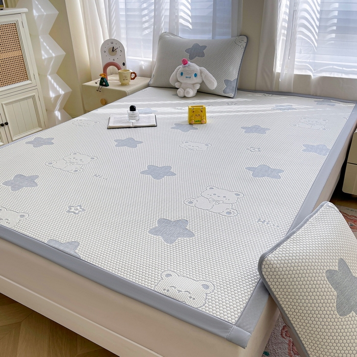 91家纺网 家纺一手货源 找家纺 小叮当家纺仓储工厂店 2025新款冰豆豆凉席冰丝席凉豆豆凉席-灵萌系列-床席款 灵萌条席-星嗨熊-灰