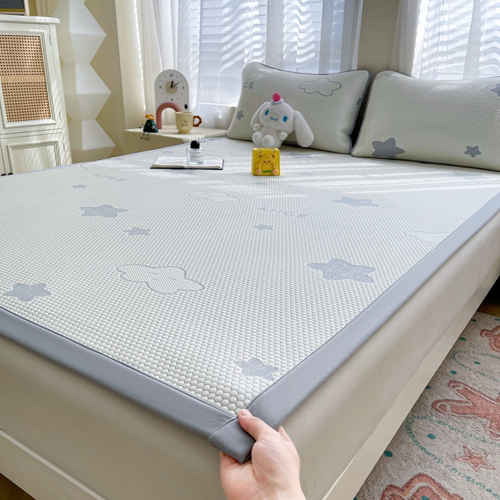 91家纺网 家纺一手货源 找家纺 小叮当家纺仓储工厂店 2025新款冰豆豆凉席冰丝席凉豆豆凉席-灵萌系列-床席款 灵萌条席-云朵星星-灰