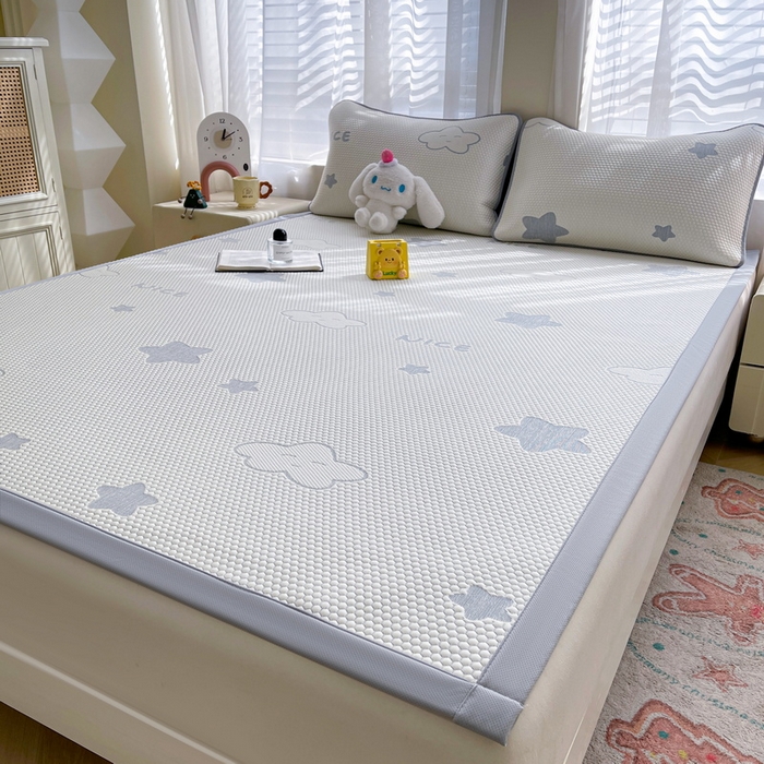 91家纺网 家纺一手货源 找家纺 小叮当家纺仓储工厂店 2025新款冰豆豆凉席冰丝席凉豆豆凉席-灵萌系列-床席款 灵萌条席-云朵星星-灰