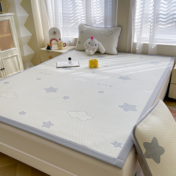 91家纺网 家纺一手货源 找家纺 小叮当家纺仓储工厂店 2025新款冰豆豆凉席冰丝席凉豆豆凉席-灵萌系列-床席款 灵萌条席-云朵星星-灰