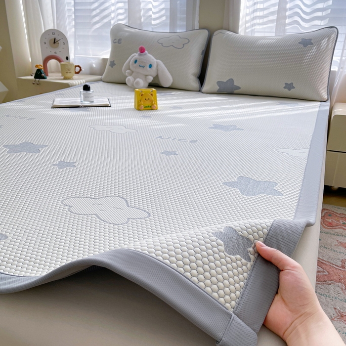 91家纺网 家纺一手货源 找家纺 小叮当家纺仓储工厂店 2025新款冰豆豆凉席冰丝席凉豆豆凉席-灵萌系列-床席款 灵萌条席-云朵星星-灰