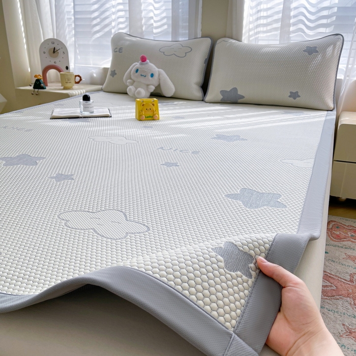 91家纺网 家纺一手货源 找家纺 小叮当家纺仓储工厂店 2025新款冰豆豆凉席冰丝席凉豆豆凉席-灵萌系列-床席款 灵萌条席-云朵星星-灰