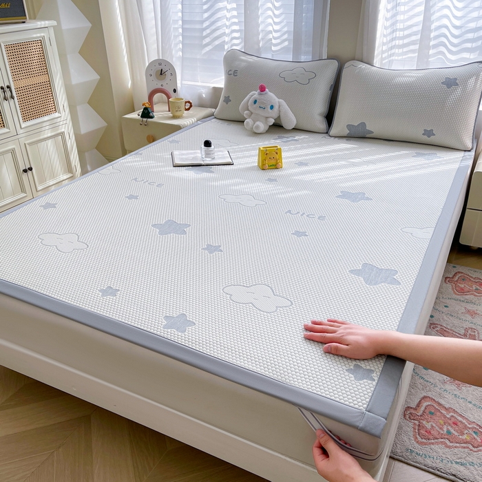 91家纺网 家纺一手货源 找家纺 小叮当家纺仓储工厂店 2025新款冰豆豆凉席冰丝席凉豆豆凉席-灵萌系列-床席款 灵萌条席-云朵星星-灰