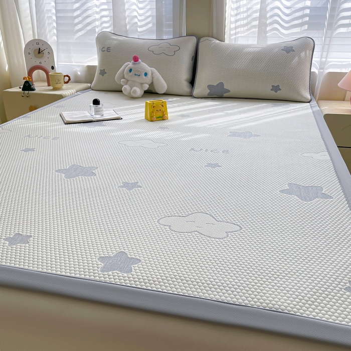 91家纺网 家纺一手货源 找家纺 小叮当家纺仓储工厂店 2025新款冰豆豆凉席冰丝席凉豆豆凉席-灵萌系列-床席款 灵萌条席-云朵星星-灰