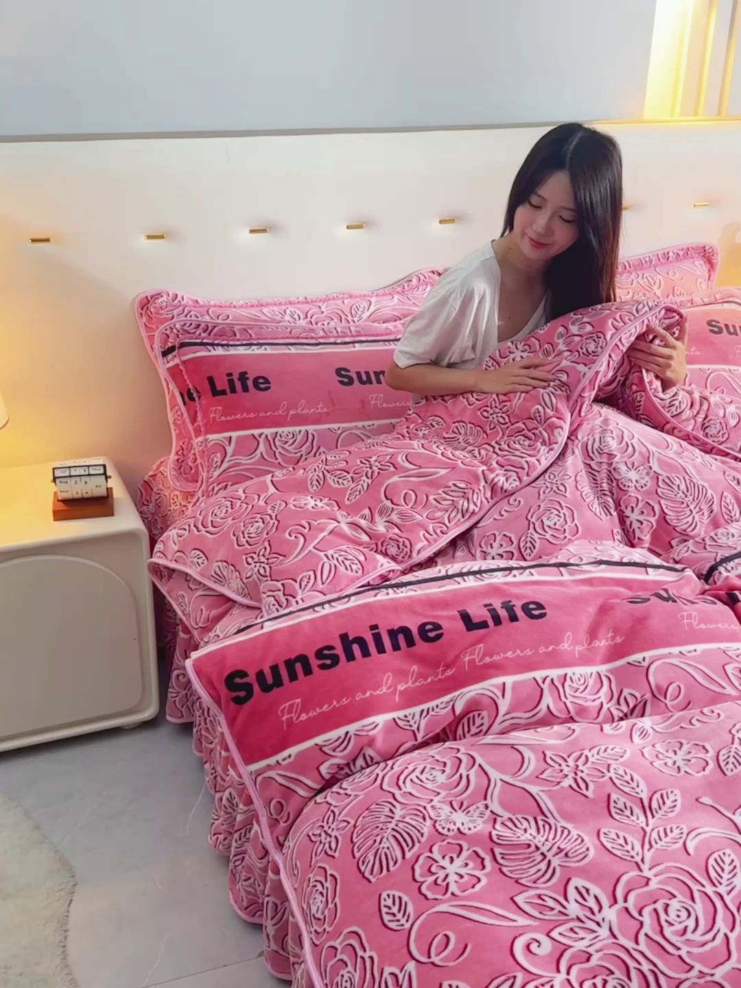 91家纺网 家纺一手货源 找家纺 静缘分 2025新款230克特厚8.5斤牛奶绒金貂绒床裙款保暖四件套-阳光生活