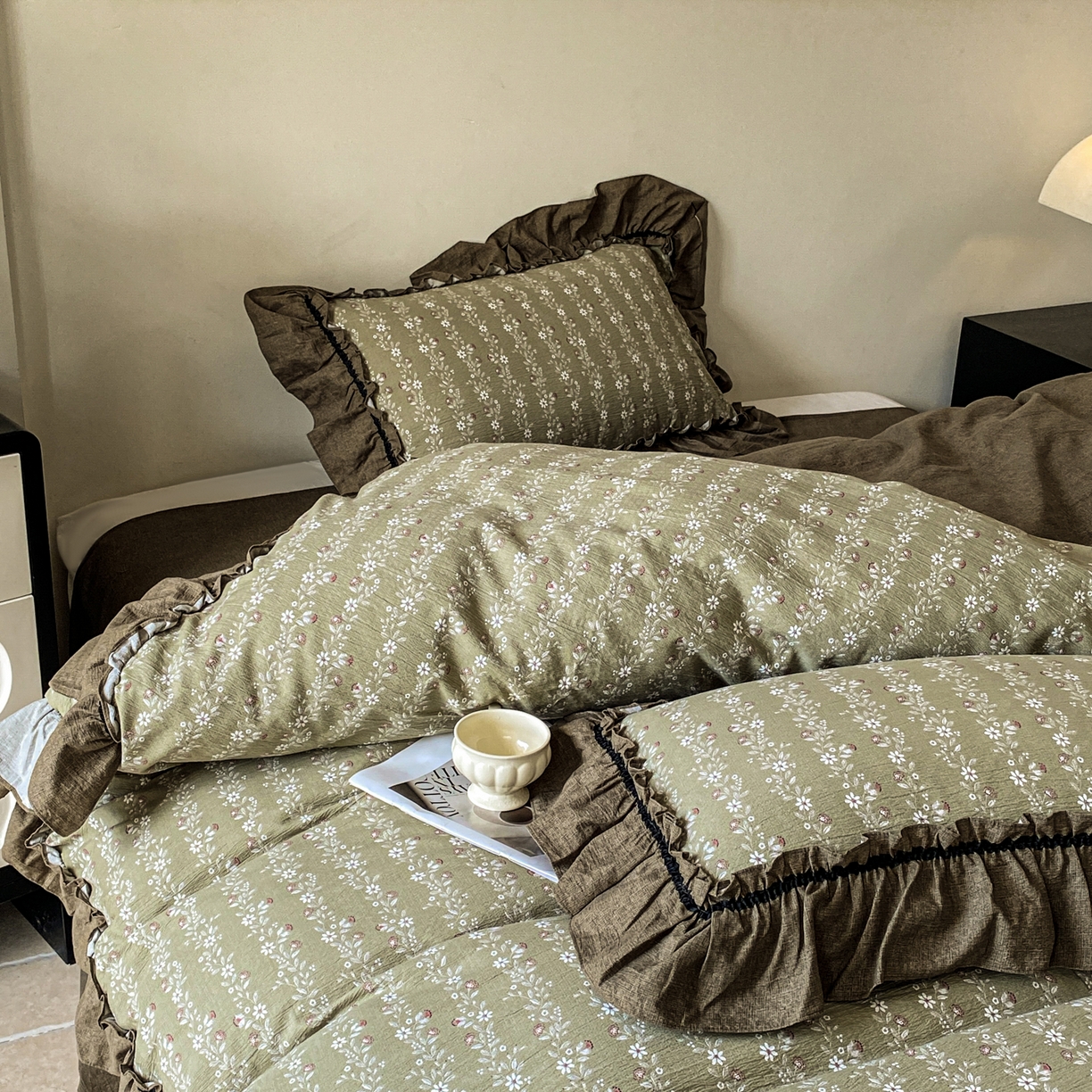 91家纺网 家纺一手货源 找家纺 仟网汇 2025新款复古风亚麻原麻花边四件套 绿茵