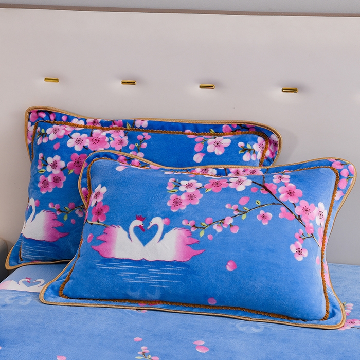 91家纺网 家纺一手货源 找家纺 静缘分 2025新款230克特厚8.5斤牛奶绒金貂绒床裙款保暖四件套-一见钟情