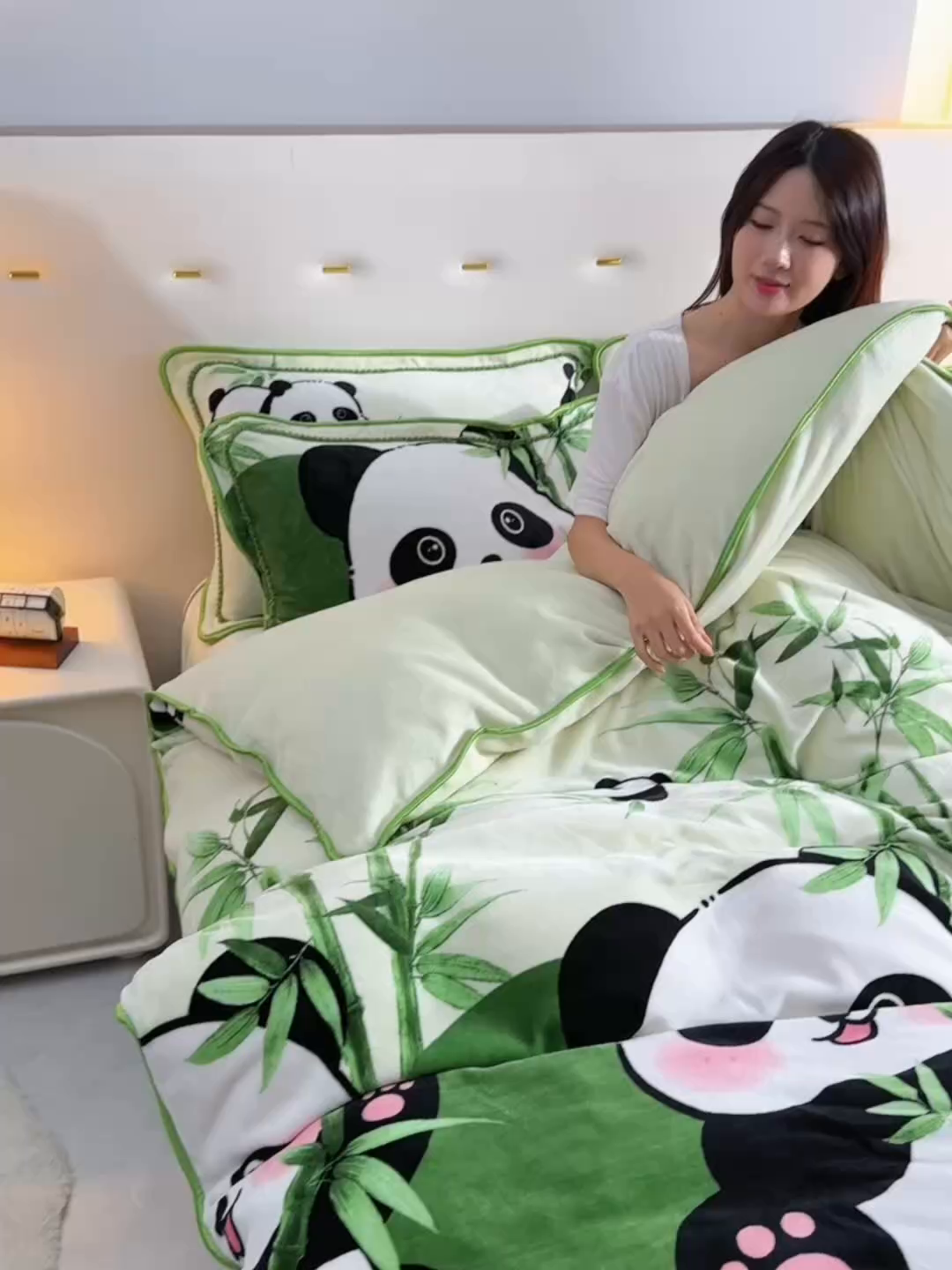 91家纺网 家纺一手货源 找家纺 静缘分 2025新款230克特厚8.5斤牛奶绒金貂绒床裙款保暖四件套-熊猫抱竹
