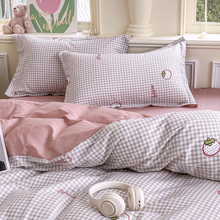 91家纺网 家纺一手货源 找家纺 红淳家纺 2025新款亲肤舒适全棉印花简约单枕套 格纹水果（咖）