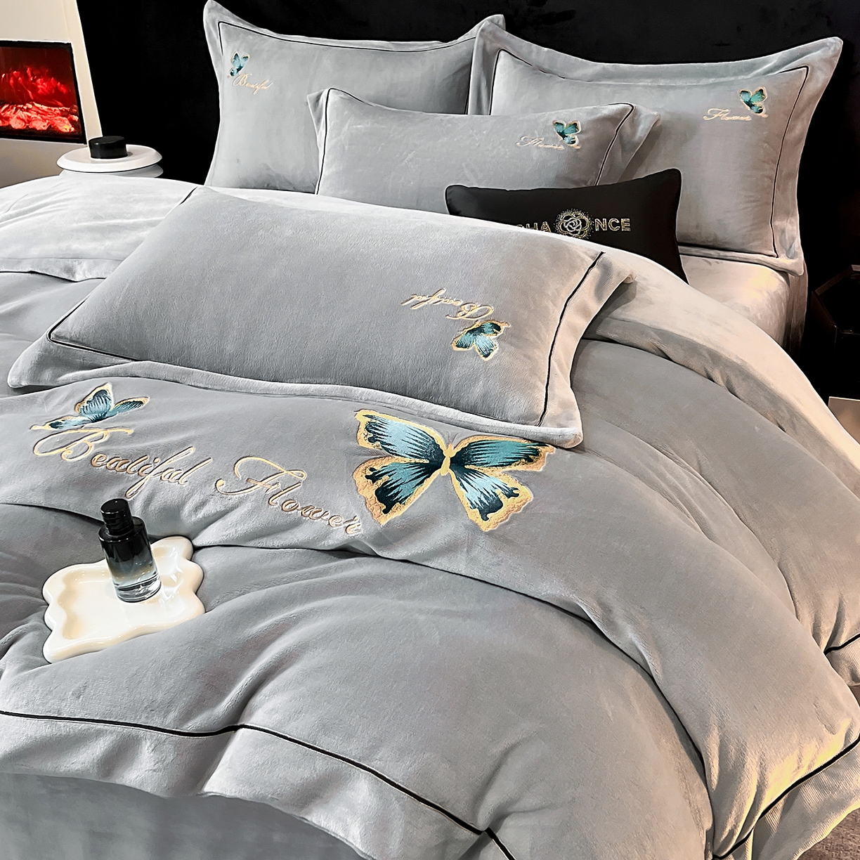 91家纺网 家纺一手货源 找家纺 妮恒美家纺 2025新款牛奶绒刺绣四件套唯美蝴蝶结系列 唯美-浅灰绿