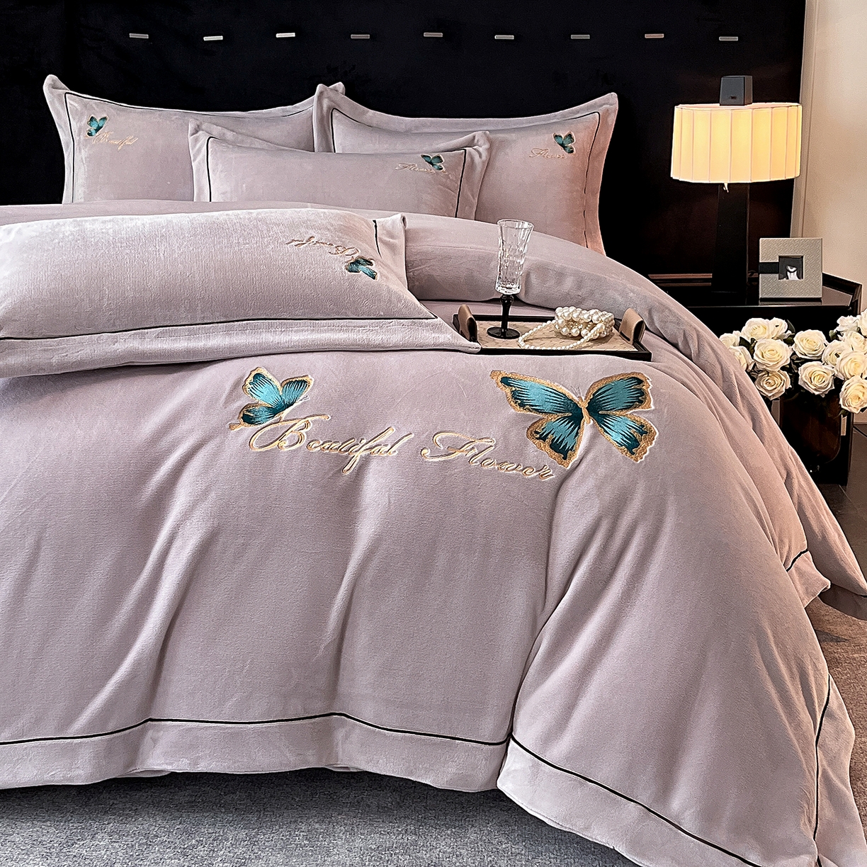 91家纺网 家纺一手货源 找家纺 妮恒美家纺 2025新款牛奶绒刺绣四件套唯美蝴蝶结系列 唯美-梦幻紫