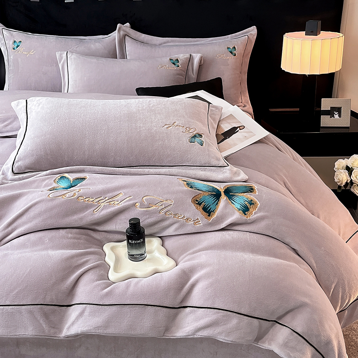 91家纺网 家纺一手货源 找家纺 妮恒美家纺 2025新款牛奶绒刺绣四件套唯美蝴蝶结系列 唯美-梦幻紫