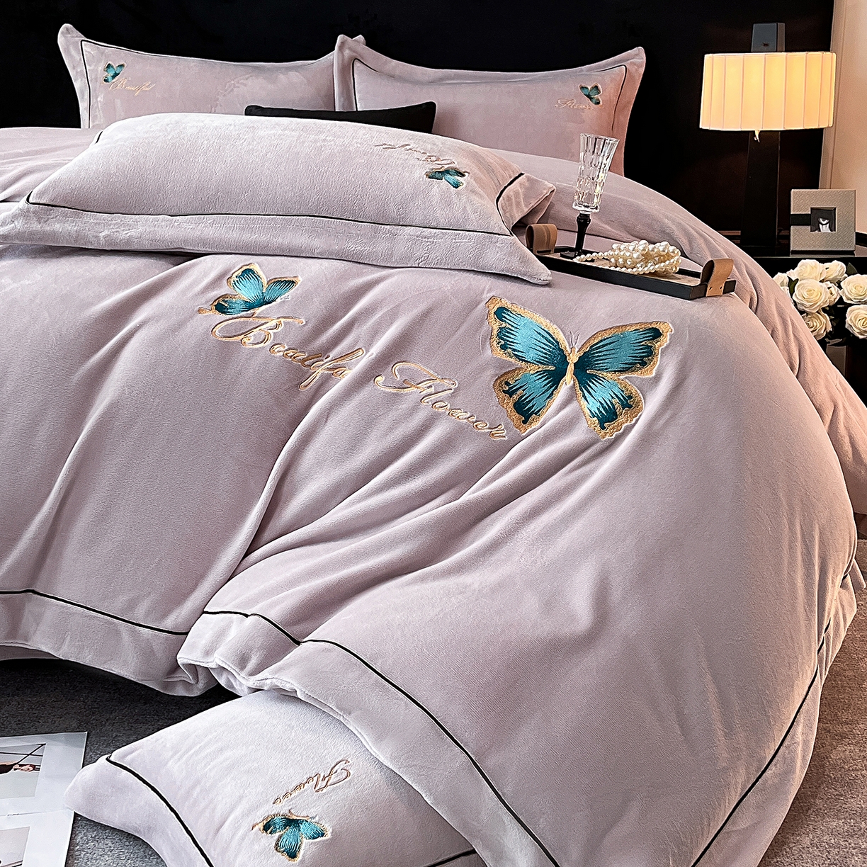 91家纺网 家纺一手货源 找家纺 妮恒美家纺 2025新款牛奶绒刺绣四件套唯美蝴蝶结系列 唯美-梦幻紫