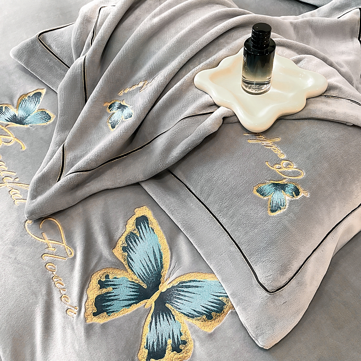 91家纺网 家纺一手货源 找家纺 妮恒美家纺 2025新款牛奶绒刺绣四件套唯美蝴蝶结系列 唯美-浅灰绿