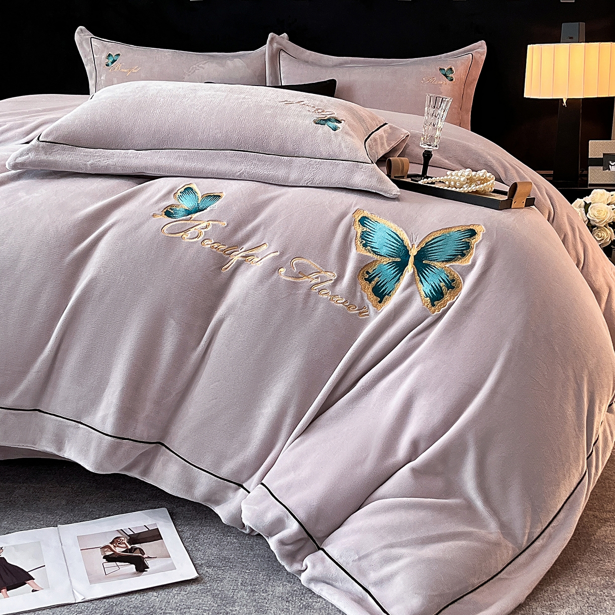 91家纺网 家纺一手货源 找家纺 妮恒美家纺 2025新款牛奶绒刺绣四件套唯美蝴蝶结系列 唯美-梦幻紫