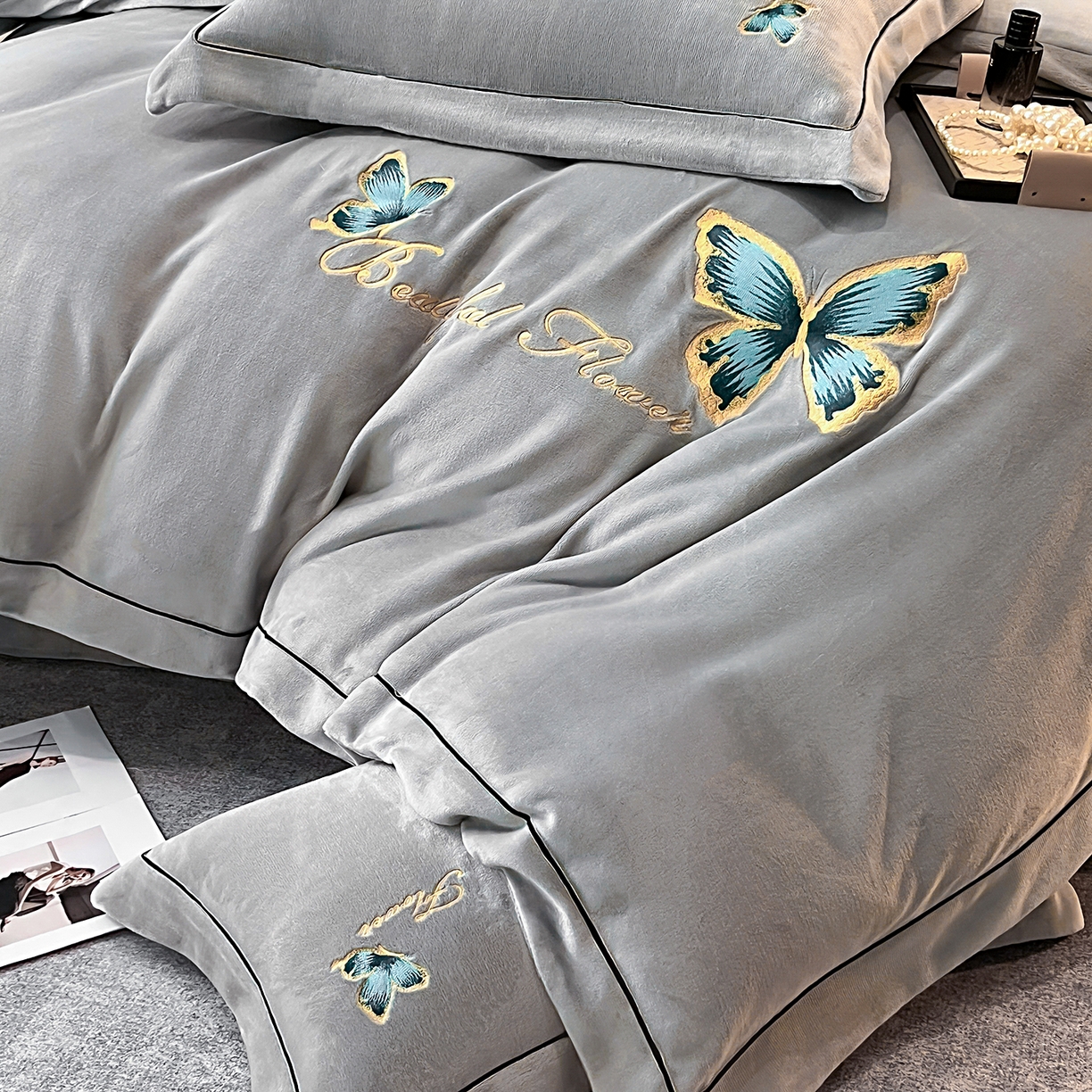 91家纺网 家纺一手货源 找家纺 妮恒美家纺 2025新款牛奶绒刺绣四件套唯美蝴蝶结系列 唯美-浅灰绿