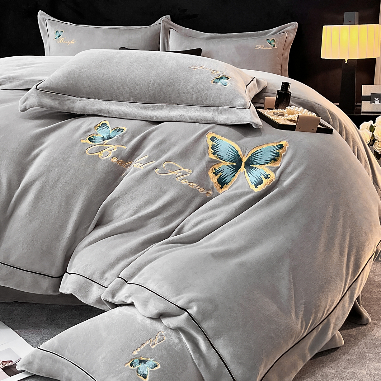 91家纺网 家纺一手货源 找家纺 妮恒美家纺 2025新款牛奶绒刺绣四件套唯美蝴蝶结系列 唯美-浅灰绿