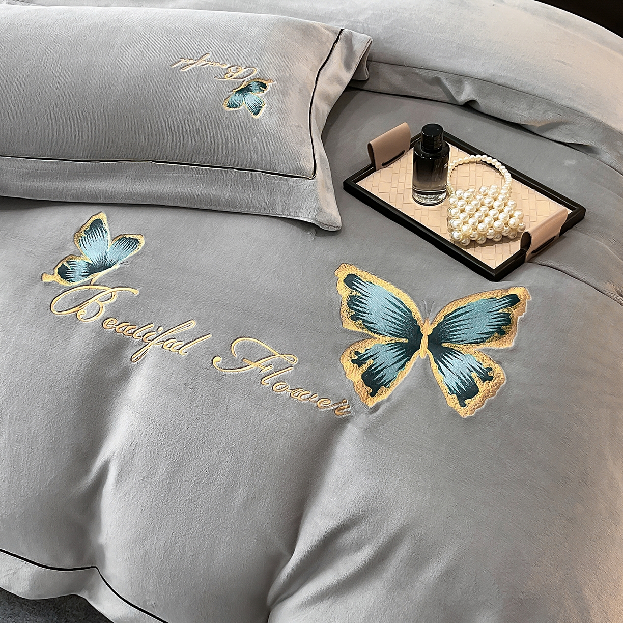 91家纺网 家纺一手货源 找家纺 妮恒美家纺 2025新款牛奶绒刺绣四件套唯美蝴蝶结系列 唯美-浅灰绿