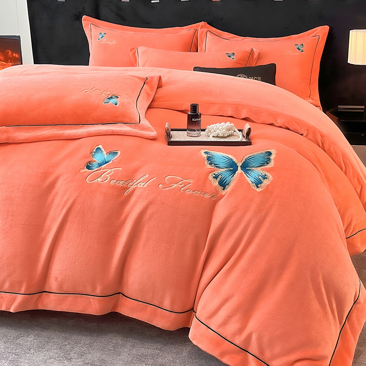 91家纺网 家纺一手货源 找家纺 妮恒美家纺 2025新款牛奶绒刺绣四件套唯美蝴蝶结系列 唯美-焦糖橘