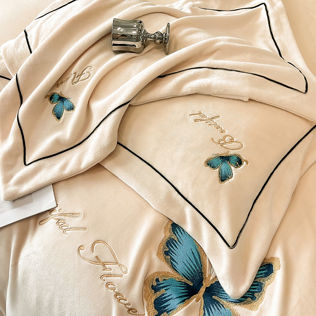 91家纺网 家纺一手货源 找家纺 （总）妮恒美家纺 2025新款牛奶绒刺绣四件套唯美蝴蝶结系列