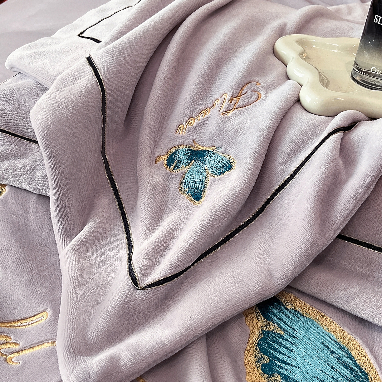 91家纺网 家纺一手货源 找家纺 妮恒美家纺 2025新款牛奶绒刺绣四件套唯美蝴蝶结系列 唯美-梦幻紫