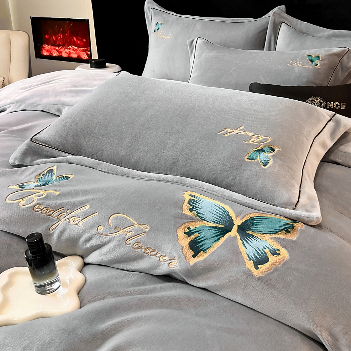 91家纺网 家纺一手货源 找家纺 妮恒美家纺 2025新款牛奶绒刺绣四件套唯美蝴蝶结系列 唯美-浅灰绿