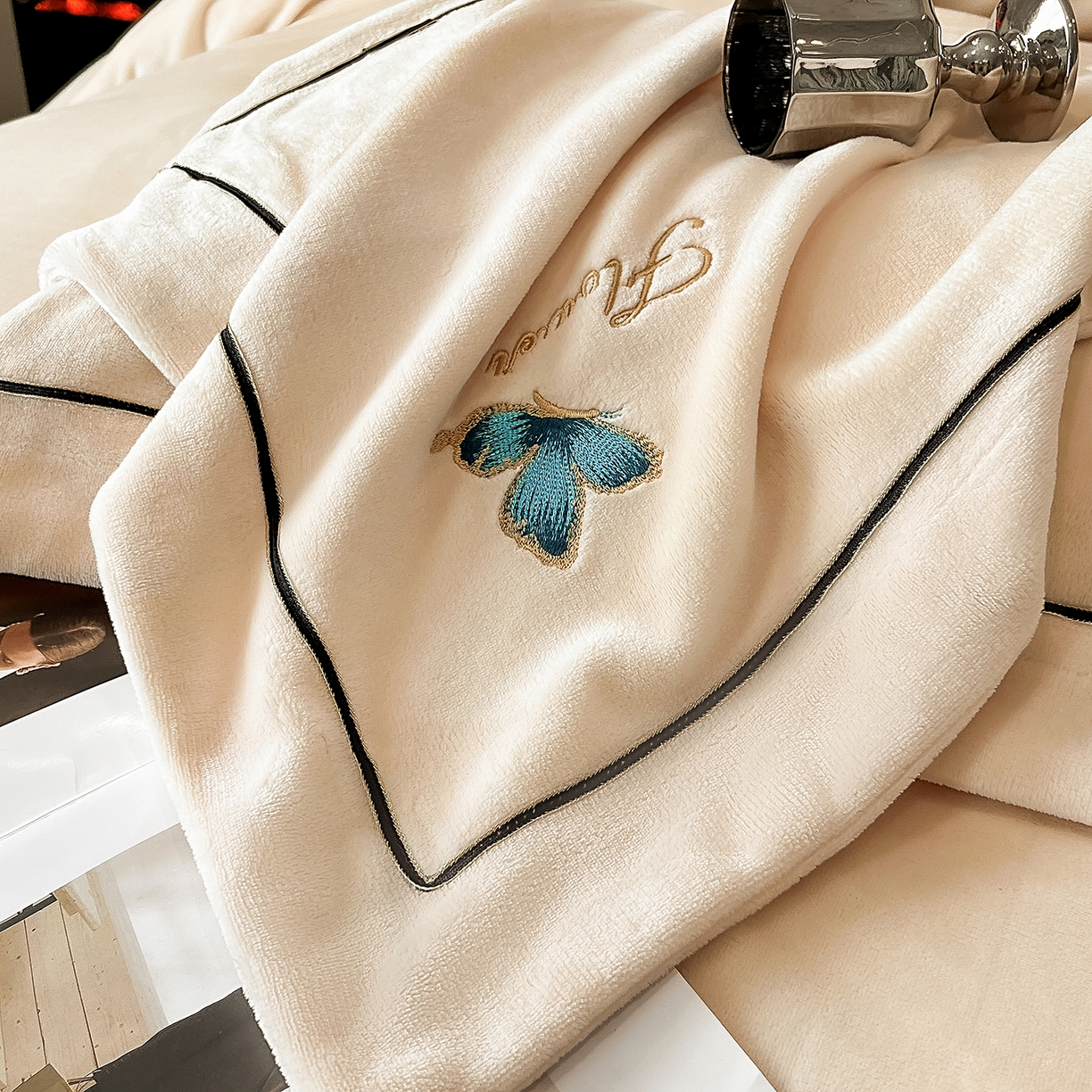 91家纺网 家纺一手货源 找家纺 （总）妮恒美家纺 2025新款牛奶绒刺绣四件套唯美蝴蝶结系列