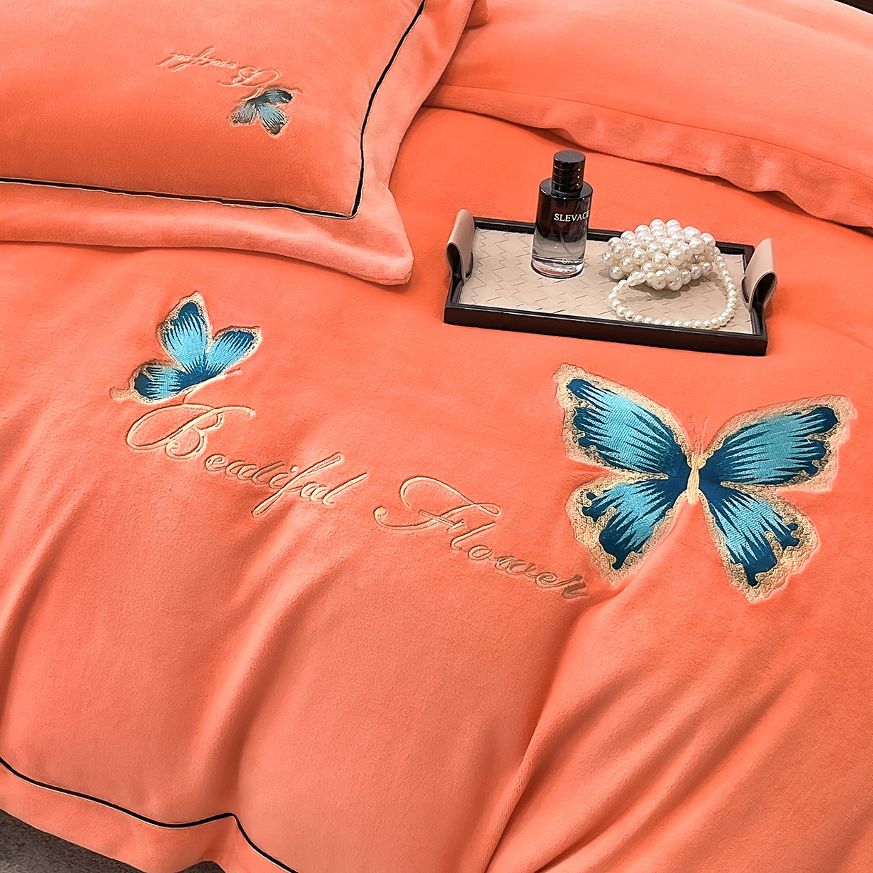 91家纺网 家纺一手货源 找家纺 妮恒美家纺 2025新款牛奶绒刺绣四件套唯美蝴蝶结系列 唯美-焦糖橘