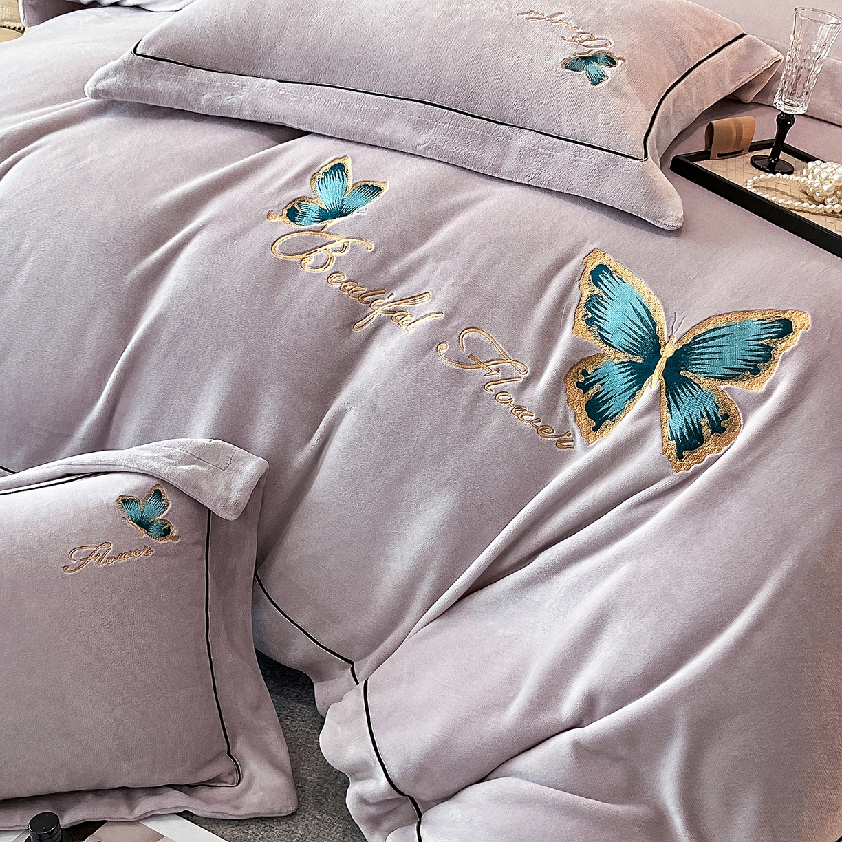 91家纺网 家纺一手货源 找家纺 妮恒美家纺 2025新款牛奶绒刺绣四件套唯美蝴蝶结系列 唯美-梦幻紫