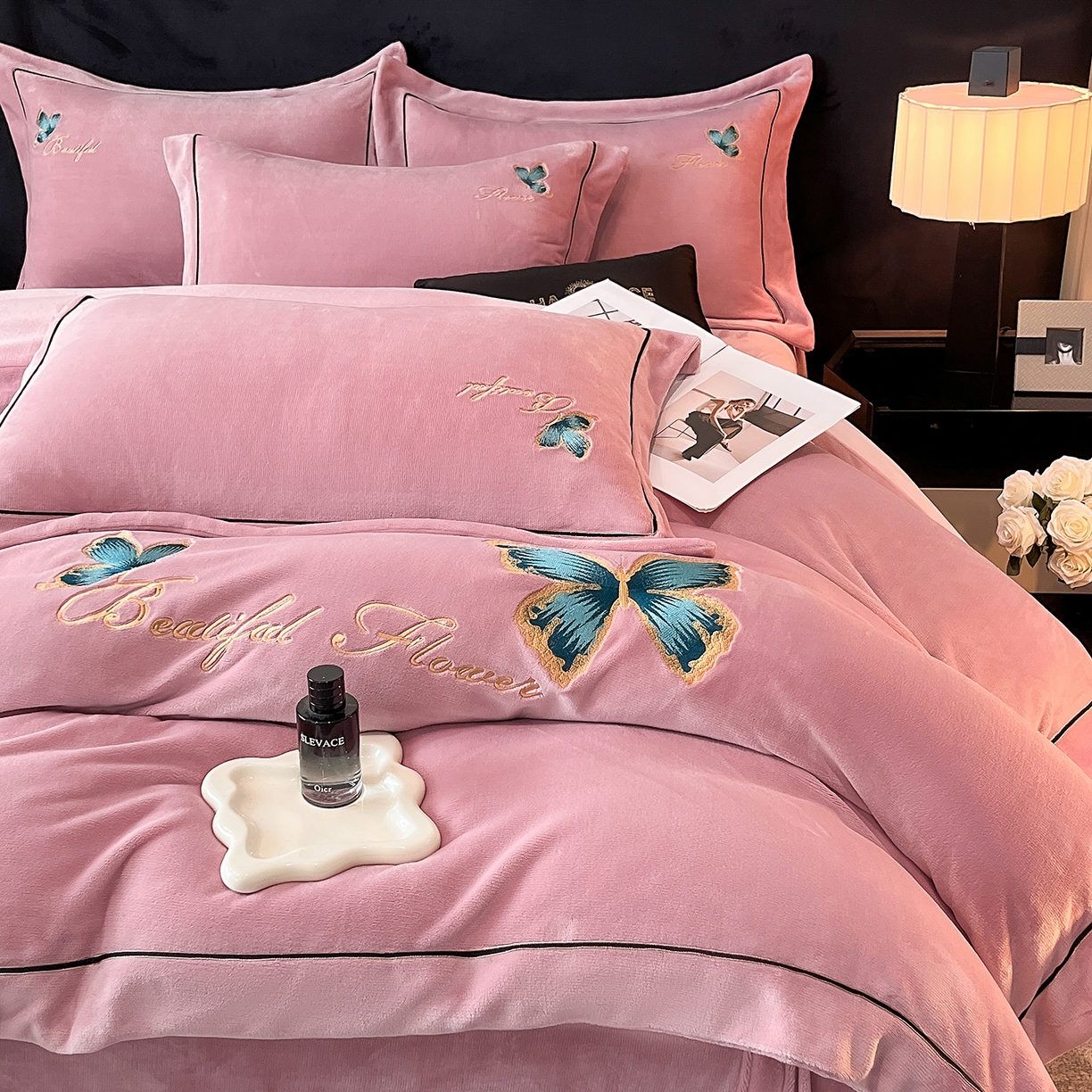 91家纺网 家纺一手货源 找家纺 妮恒美家纺 2025新款牛奶绒刺绣四件套唯美蝴蝶结系列 唯美-豆沙