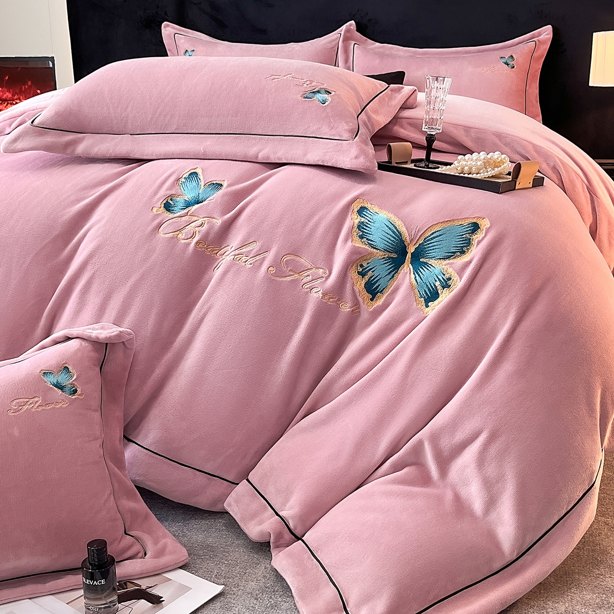 91家纺网 家纺一手货源 找家纺 妮恒美家纺 2025新款牛奶绒刺绣四件套唯美蝴蝶结系列 唯美-豆沙