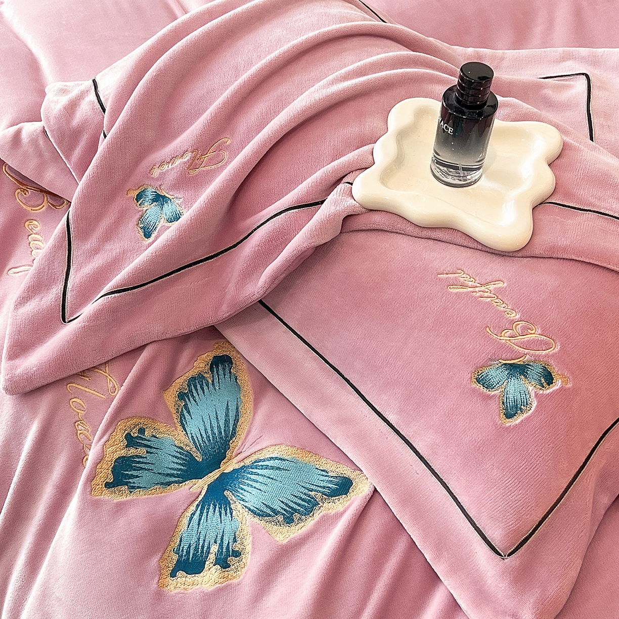 91家纺网 家纺一手货源 找家纺 妮恒美家纺 2025新款牛奶绒刺绣四件套唯美蝴蝶结系列 唯美-豆沙