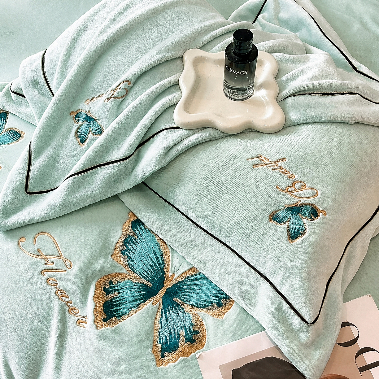 91家纺网 家纺一手货源 找家纺 妮恒美家纺 2025新款牛奶绒刺绣四件套唯美蝴蝶结系列 唯美-元气绿