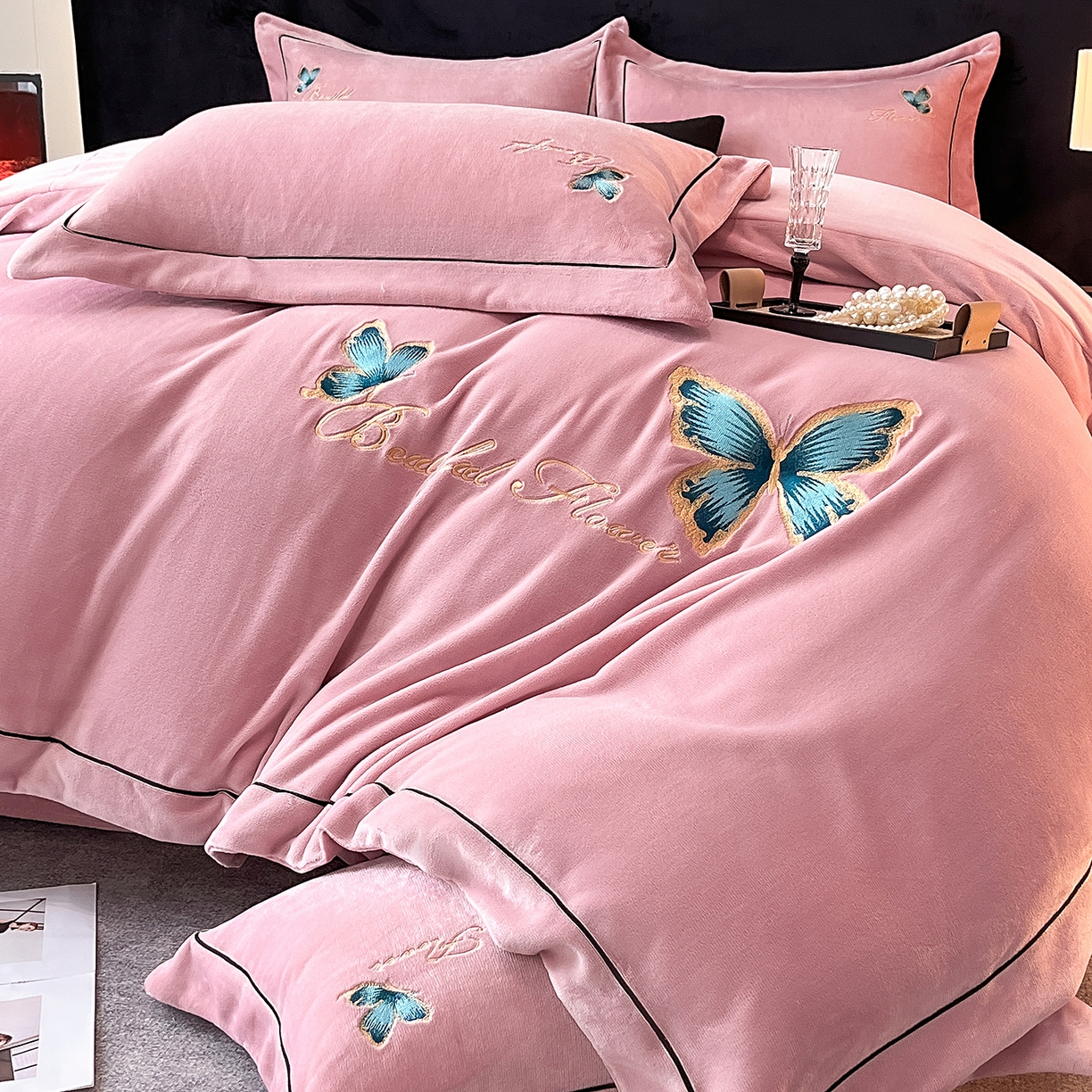 91家纺网 家纺一手货源 找家纺 妮恒美家纺 2025新款牛奶绒刺绣四件套唯美蝴蝶结系列 唯美-豆沙