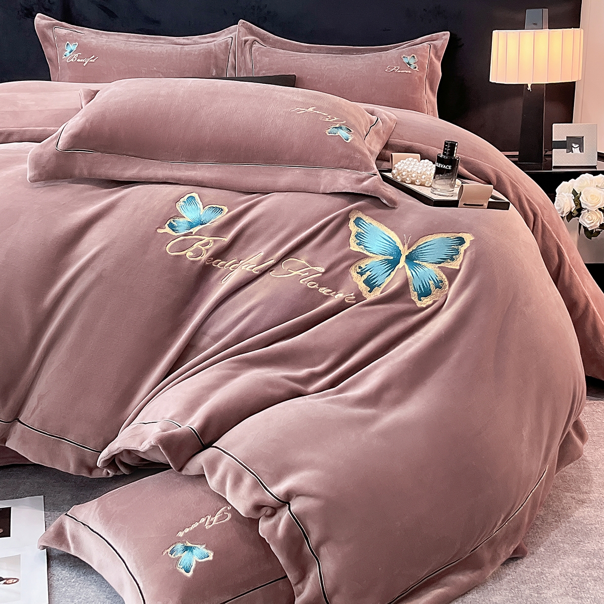 91家纺网 家纺一手货源 找家纺 妮恒美家纺 2025新款牛奶绒刺绣四件套唯美蝴蝶结系列 唯美-相约拿铁