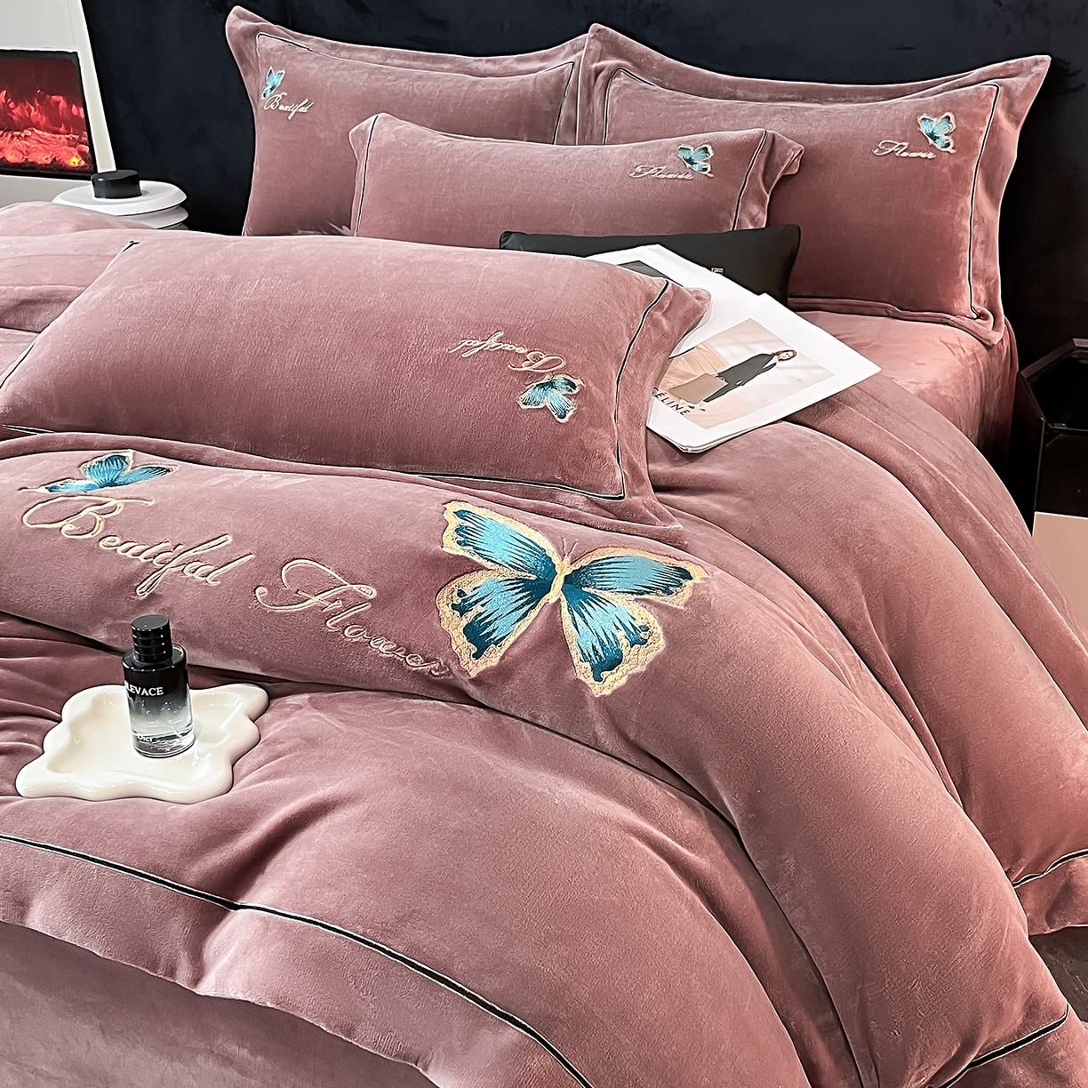 91家纺网 家纺一手货源 找家纺 妮恒美家纺 2025新款牛奶绒刺绣四件套唯美蝴蝶结系列 唯美-相约拿铁