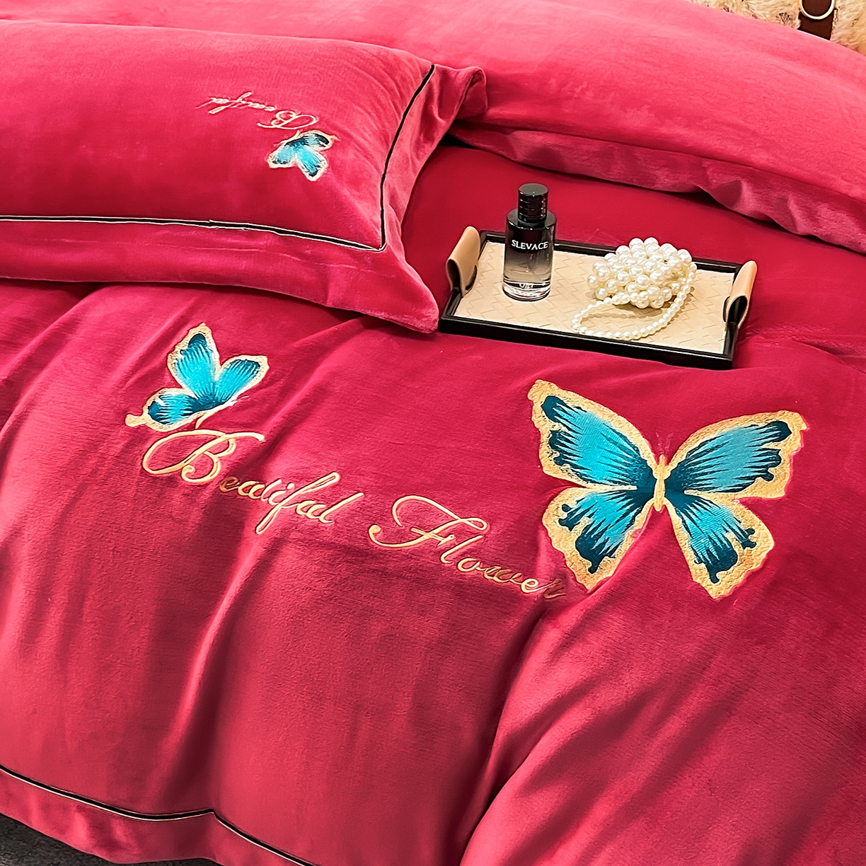 91家纺网 家纺一手货源 找家纺 妮恒美家纺 2025新款牛奶绒刺绣四件套唯美蝴蝶结系列 唯美-富世红