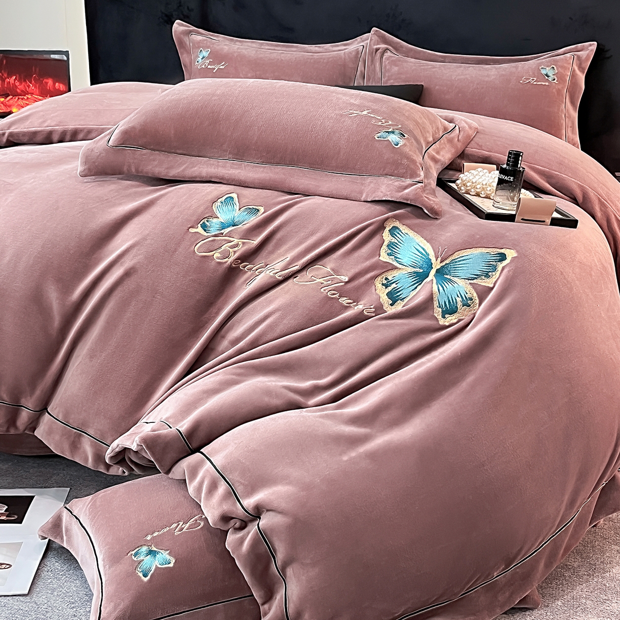 91家纺网 家纺一手货源 找家纺 妮恒美家纺 2025新款牛奶绒刺绣四件套唯美蝴蝶结系列 唯美-相约拿铁