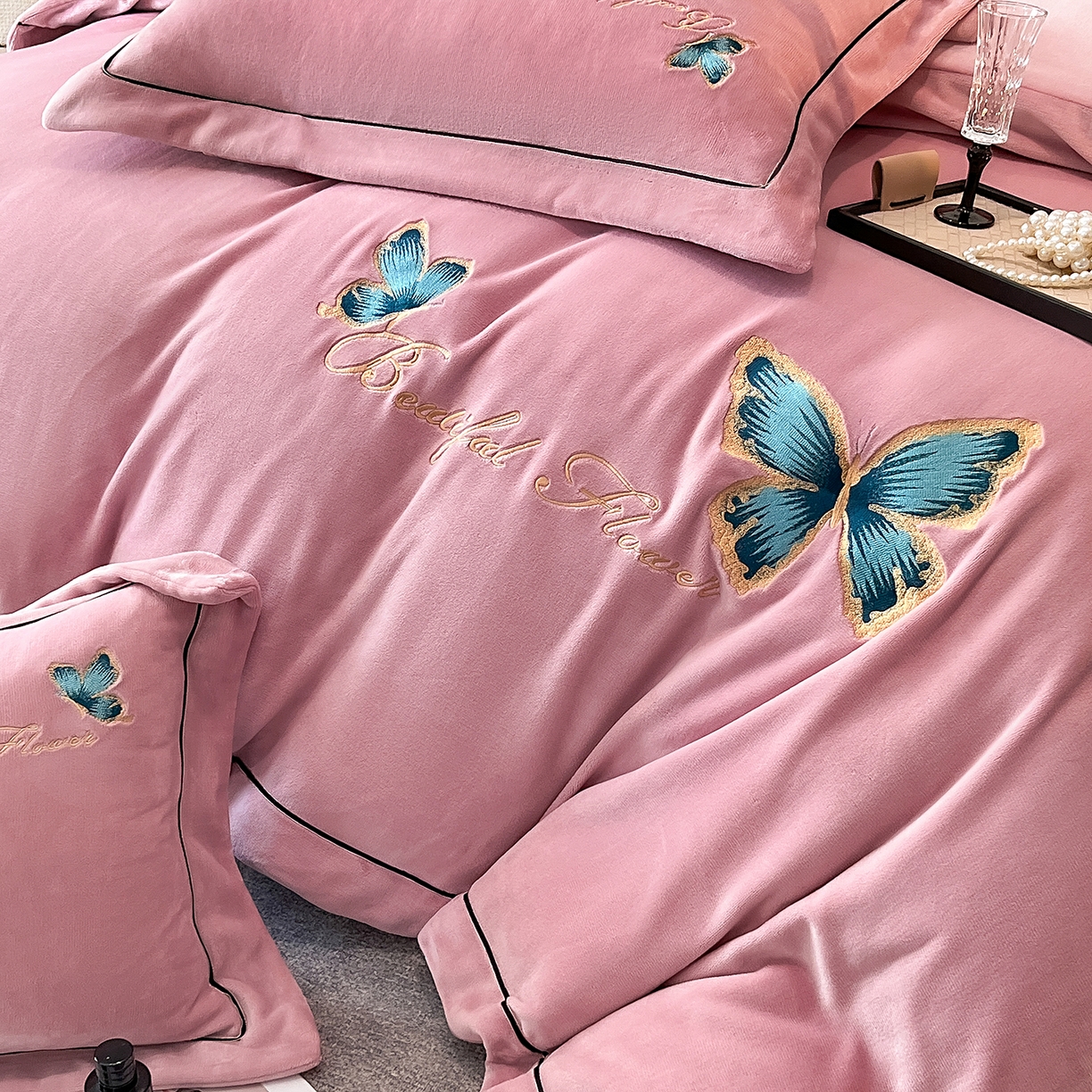 91家纺网 家纺一手货源 找家纺 妮恒美家纺 2025新款牛奶绒刺绣四件套唯美蝴蝶结系列 唯美-豆沙