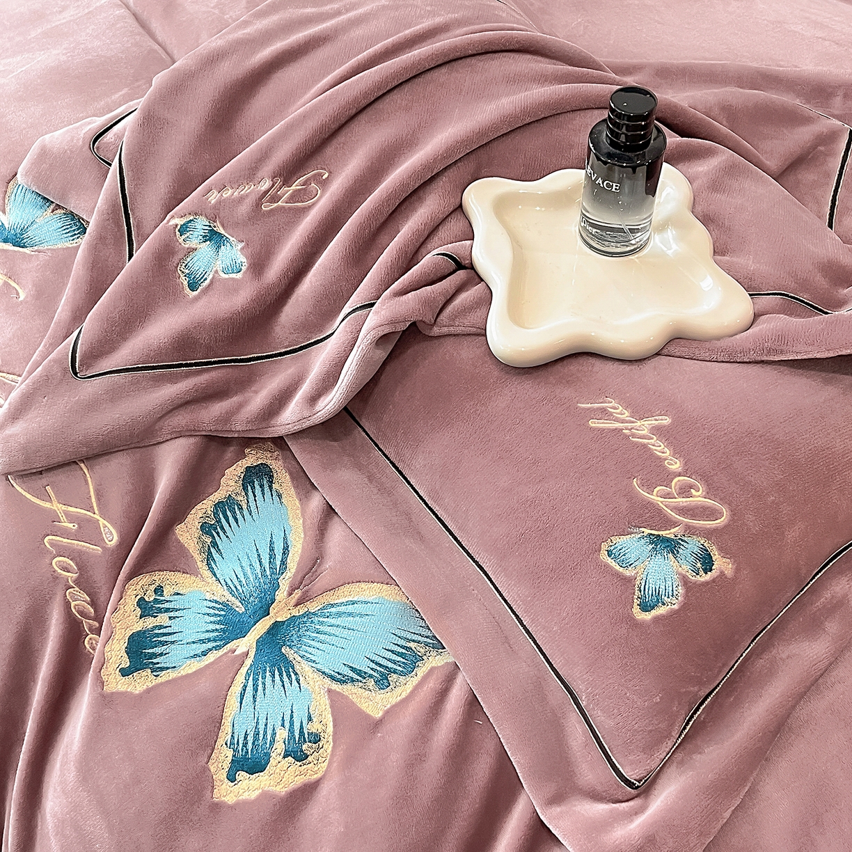 91家纺网 家纺一手货源 找家纺 妮恒美家纺 2025新款牛奶绒刺绣四件套唯美蝴蝶结系列 唯美-相约拿铁