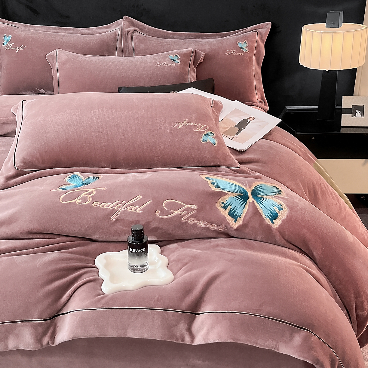 91家纺网 家纺一手货源 找家纺 妮恒美家纺 2025新款牛奶绒刺绣四件套唯美蝴蝶结系列 唯美-相约拿铁