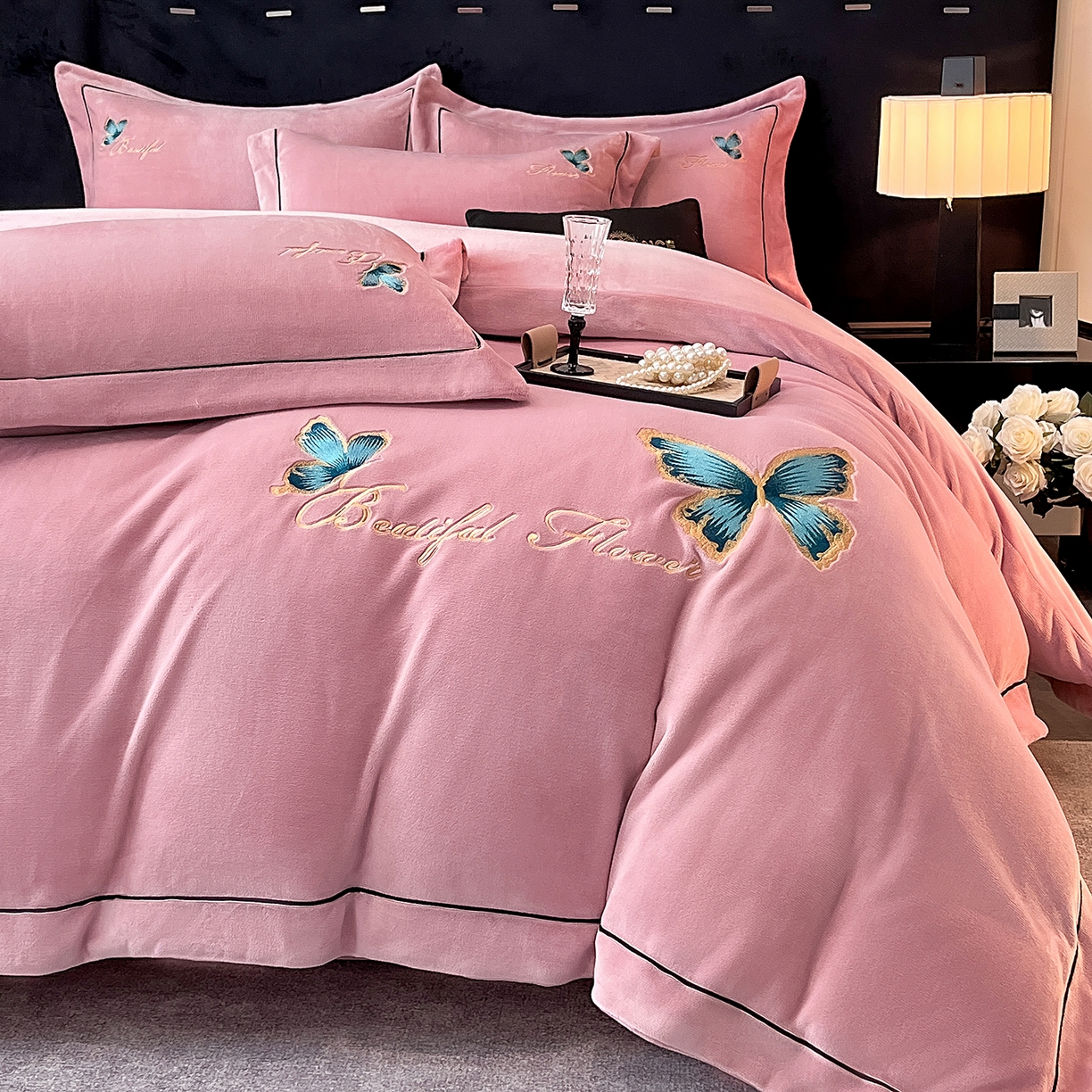 91家纺网 家纺一手货源 找家纺 妮恒美家纺 2025新款牛奶绒刺绣四件套唯美蝴蝶结系列 唯美-豆沙