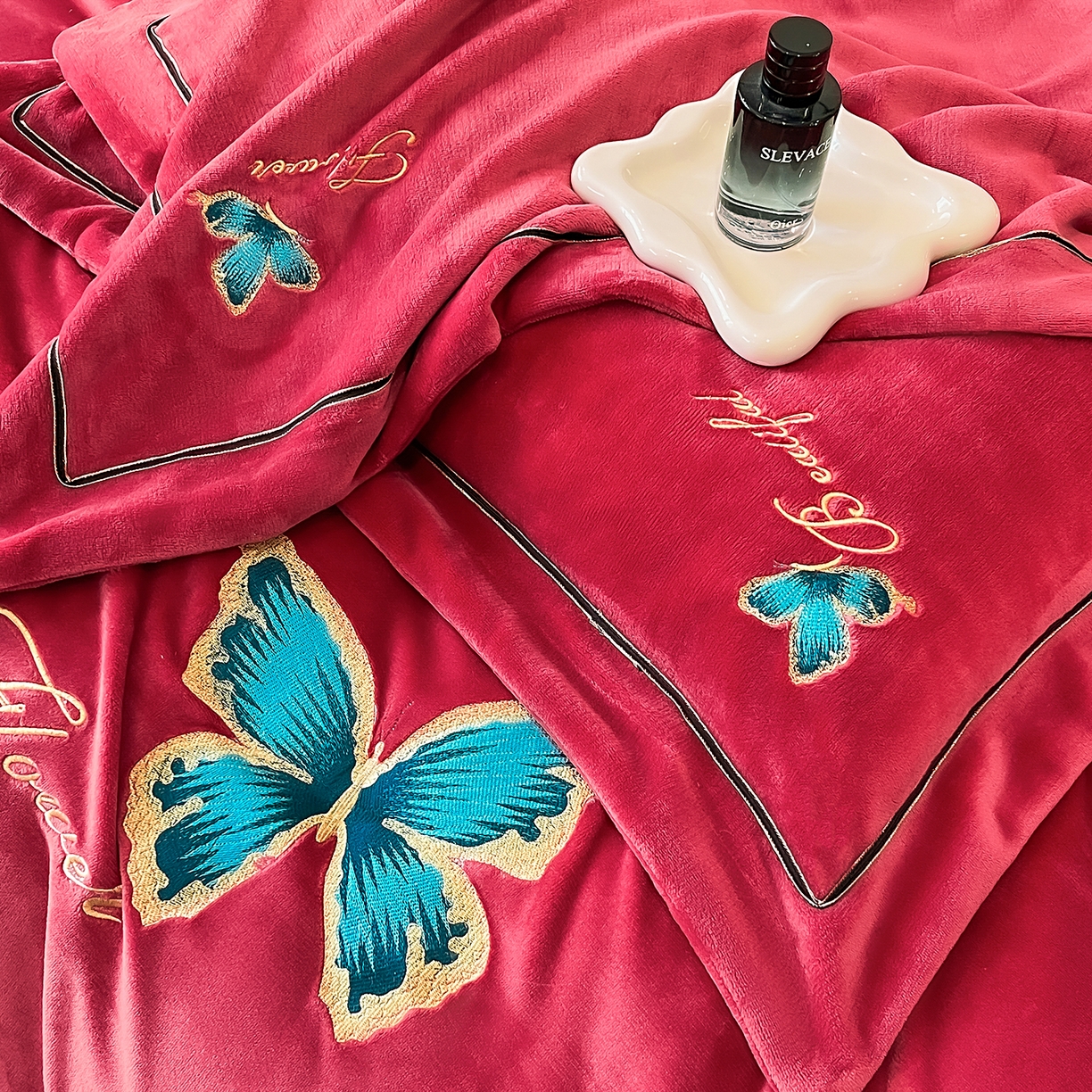 91家纺网 家纺一手货源 找家纺 妮恒美家纺 2025新款牛奶绒刺绣四件套唯美蝴蝶结系列 唯美-富世红