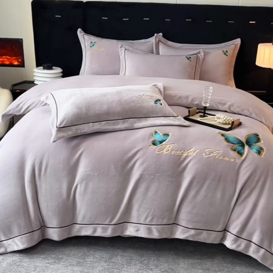 91家纺网 家纺一手货源 找家纺 妮恒美家纺 2025新款牛奶绒刺绣四件套唯美蝴蝶结系列 唯美-梦幻紫