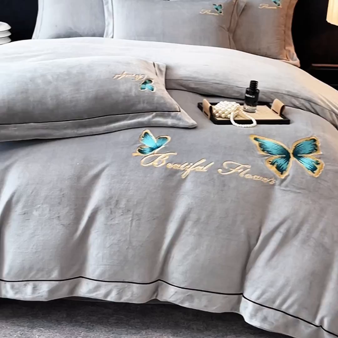 91家纺网 家纺一手货源 找家纺 妮恒美家纺 2025新款牛奶绒刺绣四件套唯美蝴蝶结系列 唯美-浅灰绿